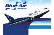 De ce țin stewardesele mâinile la spate, de fapt, când călătorii urcă în avion. Motivul inedit al posturii