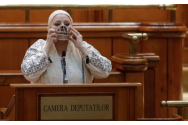Diana Șoșoacă a venit cu botniță în Parlament