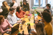60% dintre românii din generaţiile Millennials şi Z vor un program de lucru flexibil şi să lucreze de la distanţă, dar nu mai mult de două zile pe săptămână