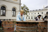  Credincioșii au împărțit, la Iași, 11.000 de litri de agheasmă