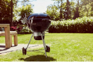 Prepară grătare suculente ca un veritabil BBQ Chef American, cu noua gamă profesională de grill-uri Weber
