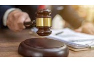 O ieşeancă şi-a dat în judecată iubitul din cauza unei îmbrăţişări şi a unor săruturi