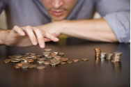 Românii cu salariul minim pe economie riscă să moară de foame