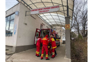 Un copil de 2 ani a ajuns la spital după ce a căzut de pe geamul apartamentului