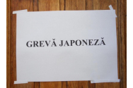 Angajaţii din administraţia publică sunt în grevă japoneză. Poartă banderole