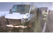 Doi copii și un adult au ajuns la spital, după ce un microbuz școlar s-a ciocnit cu o mașină