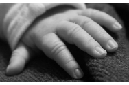 O fetiță a trăit torturi inimaginabile, luni întregi, iar agresoarea era chiar mama sa