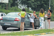 Cum a plătit un bătrân de 70 de ani peste 300.000 de lei pentru servicii sexuale. Femeia care l-a stors de bani, trimisă în judecată pentru 278 de fapte de înșelăciune