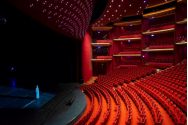 Anchetă la Teatrul Național București. Spectatorii veniți la o reprezentație susținută de Dan Puric au primit câte un exemplar al unei publicații controversate
