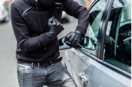Spărgătorii s-au ascuns în curtea secţiei de poliţie