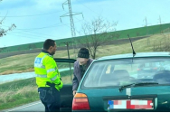  La 91 de ani, fără permis şi ITP, cu numere false la maşină, i-a lăsat mască pe poliţişti