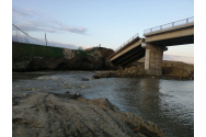 FOTO: Pod peste Putna, rupt în două în urma ploilor. Făcea legătura între două sate