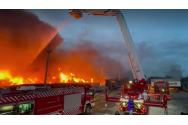 Pompierii intervin în continuare pentru lichidarea incendiului izbucnit joi seară la un depozit de solvenți din comuna Bradu
