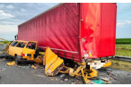 Accident pe autostrada Nădlac-Deva. Un microbuz a intrat într-un TIR care staționa pe banda de urgență
