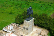 Statuia lui Ştefan cel Mare de la Băcăoani a luat-o la vale