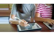 La Bacău a început distribuirea tabletelor în școli