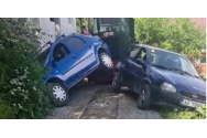 Scandal cu doi romi care și-au parcat mașinile pe calea ferată a Mocăniței