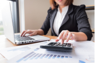 Se caută contabili. Salariile ajung la 1.400 de euro