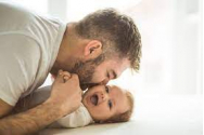 UE obligă tații să-și ia concediu parental. Părinții care au copii mai mici de 8 ani vor avea program flexibil la job