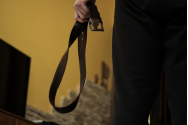 În arest, după ce şi-a bătut nevasta la fund, cu cureaua de la pantaloni