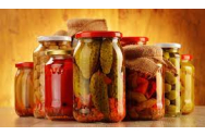 Petrică şi-a bătut consoarta cu borcanul cu murături