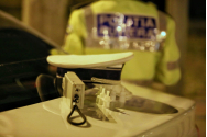 Focuri de armă pentru prinderea unui tânăr de 18 ani fără permis de conducere care nu a oprit la semnalul poliţiştilor