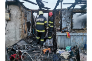 FOTO: Un bătrân de 83 de ani a murit carbonizat, după ce casa i-a luat foc