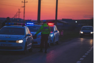 Şofer oprit în trafic pentru nerespectarea legislaţiei rutiere, depistat cu articole pirotehnice în maşină