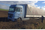 Accident la Moțca. Un TIR a ajuns pe un câmp