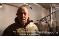 Şeful Wagner, filmat într-un subsol plin de cadavrele mercenarilor săi. 