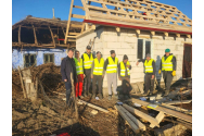 Mobilizare in Belcesti pentru ajutorarea unui batran care locuia intr-o casa cu acoperisul din stuf