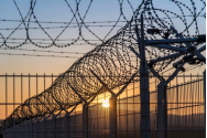 Doi ani de închisoare cu executare, după ce s-a distrat aruncând cu pietre în fosta iubită