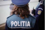 VIDEO: Polițistă lovită cu piciorul în față de un puști de 16 ani. Tânăra s-a ales cu 7 zile de spitalizare, iar adolescentul cu arest la domiciliu