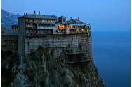 De ce le este interzis femeilor sa viziteze muntele Athos?