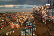 Un copil care se juca de-a v-ați ascunselea s-a ascuns într-un container. A fost găsit după 6 zile în altă țară