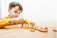 Copiii cu autism pot fi recuperați dacă înceă terapia foarte devreme