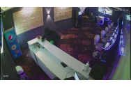 VIDEO: Doi indivizi au jefuit o sală de jocuri din Deva și au amenințat casiera cu un cuțit. Isprava a fost surprinsă de camere