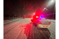 Trafic blocat pe E 85 după ce un TIR a derapat în șanț din cauza zăpezii