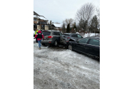 FOTO: Accident rutier în localitatea Agapia! Trei autoturisme, ce  erau parcate au fost avariate