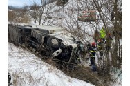 FOTO: Autotren iesit in afara partii carosabile, pe DN17, pe raza localitatii Valea Putnei. Soferul a ramas incarcerat