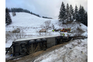 GALERIE FOTO - Accident la Vatra Putnei. Un șofer a rămas prins în cabină