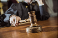 După 11 internări la Socola, o ieşeancă e convinsă că fratele îi bate cuie-n cap