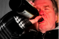 Băuturile alcoolice care cresc riscul de cancer. Sunt mai dăunătoare decât credeți