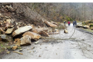 Direcţia de Drumuri şi Poduri Braşov anunţă că vor fi montate plase de protecţie şi bariere pentru a opri căderea de pietre pe Transfăgărăşan