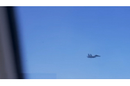 „Nu te apropia sau îți asumi responsabilitatea”. Momentul când un avion al Marinei SUA este escortat de un avion chinez