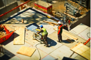 Bărbat strivit de o bucată de BCA. Cărămida a căzut de la etajul al şaselea al unei clădiri în construcţie