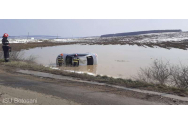 Accident grav la Botoșani. O mașină s-a răsturnat într-o baltă