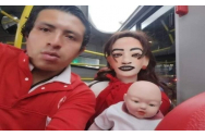 Un columbian logodit cu o păpușă din cârpe susține că are cu ea și trei copii