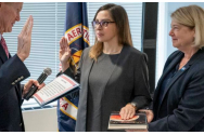 Prima femeie director din NASA a refuzat să jure cu mâna pe Biblie 