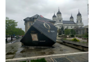 Cubul metalic din centrul, eliminat pentru a face loc unei zone de relaxare